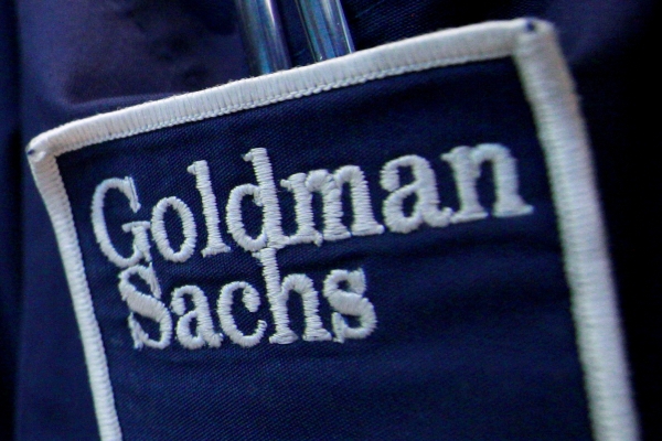 ▲뉴욕증권거래소(NYSE)의 한 트레이더 근무복에 골드만삭스 로고가 붙어 있다. 뉴욕/로이터연합뉴스

