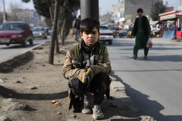 ▲아프가니스탄 카불에서 24일 한 어린이가 깡통을 들고 구걸하고 있다. 카불/신화연합뉴스
