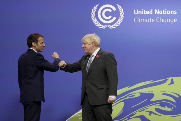 ▲에마뉘엘 마크롱(왼쪽) 프랑스 대통령과 보리스 존슨 영국 총리가 작년 11월 1일 영국 글래스고에서 열린 제26차 유엔 기후변화협약당사국총회(COP26)에서 인사하고 있다. 글래스고/AP뉴시스
