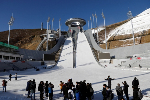 ▲기자들이 지난해 12월 21일 베이징 동계올림픽 스키점프 경기가 열리는 장자커우의 경기장을 방문하고 있다. 장자커우/로이터연합뉴스 
