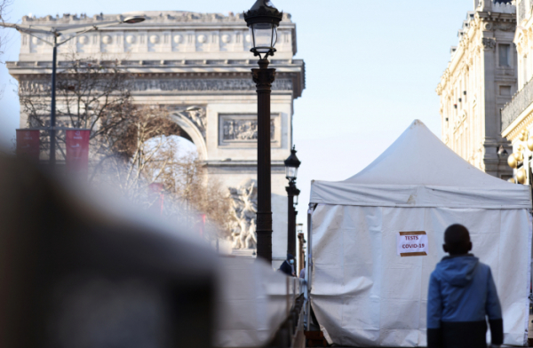 ▲프랑스 수도 파리의 개선문 인근에 설치된 코로나19 검사 센터 앞으로 한 소년이 걷고 있다. 파리/신화뉴시스