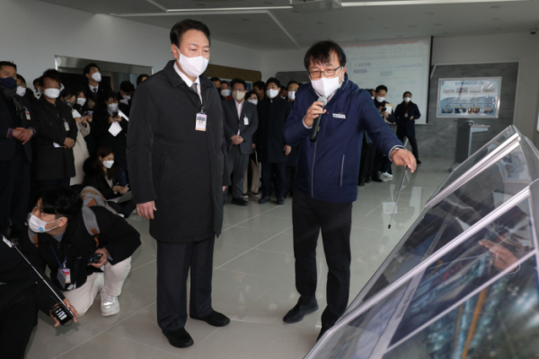 ▲윤석열 국민의힘 대선 후보가 29일 오후 경북 울진군 신한울 3·4호기 건설중단 현장을 방문, 메인전망대에서 관계자의 설명을 듣고 있다. (연합뉴스)