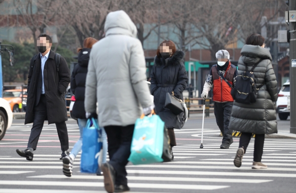 ▲28일 오전 서울 광화문역 사거리에서 시민들이 발걸음을 옮기고 있다. (연합뉴스)

