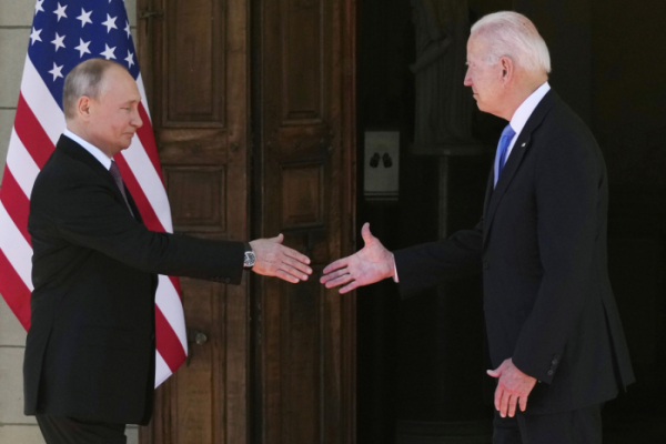 ▲조 바이든 미국 대통령(오른쪽)과 블라디미르 푸틴 러시아 대통령이 6월 16일(현지시간) 스위스 제네바에서 만나 악수를 건네고 있다. 제네바/AP뉴시스