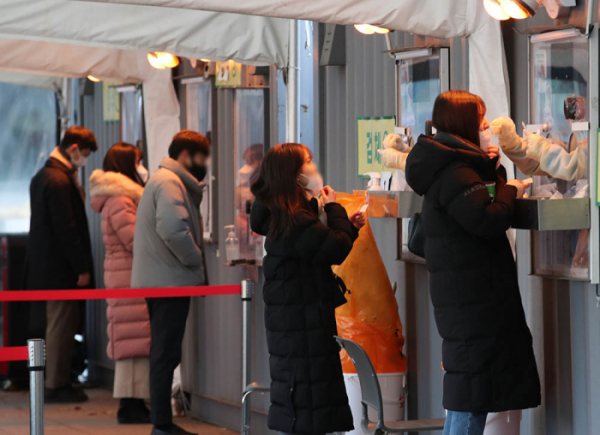 ▲서울 중구 서울광장 임시선별검사소에서 시민들이 코로나19 검사를 받고 있다. (뉴시스)