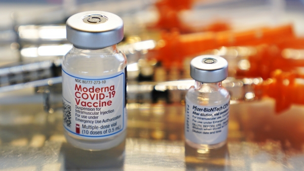 ▲모더나와 화이자 신종 코로나바이러스 감염증(코로나19) 백신을 담은 약병이 나란히 놓여 있다. AP뉴시스

