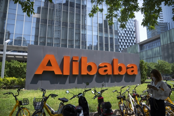 ▲중국 베이징에 있는 알리바바 사무실 앞 회사 로고가 보인다.  알리바바는 국영기업에 웨이보 지분을 매각하는 방안을 추진하고 있다. 베이징/AP뉴시스
