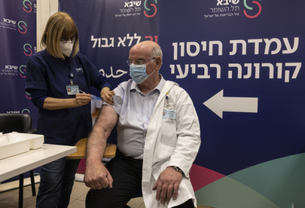 ▲이스라엘 최대 의료기관인 셰바 메디컬센터(Sheba Medical Center) 의료진이 27일(현지시간) 4차 접종 안전성·효용성 관련 임상시험을 위해 백신을 접종받고 있다. 이스라엘은 이날 150명 의료진을 대상으로 4차 접종 임상시험을 진행했다.  (연합뉴스)