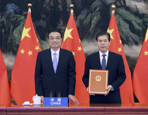 ▲리커창 중국 총리(왼쪽)가 지난해 11월 15일(현지시간) 베이징 인민대회당에서 제4차 역내포괄적경제동반자협정(RCEP) 정상회의 후 중산 상무부장과 함께 RCEP 협정 서명식에 참석해 기념사진을 촬영하고 있다.  (뉴시스)