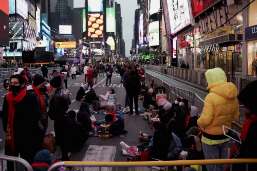 ▲2022년 새해 축하 행사를 보기 위해 뉴욕 맨해튼 타임스퀘어에 사람들이 모여 있다. 뉴욕/로이터연합뉴스
