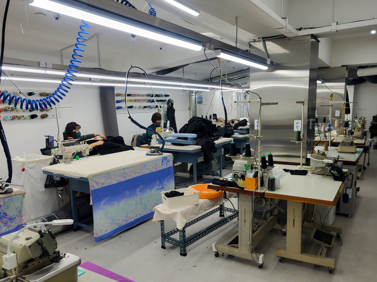 ▲지난달 29일 서울 성북구 위아더 본사에 위치한 제작 공장에서 직원들이 의류를 제작하고 있다. 이곳에서는 주로 제품 제작 과정에 필요한 의류 샘플을 생산하고 있다.  (안유리 기자 inglass@)