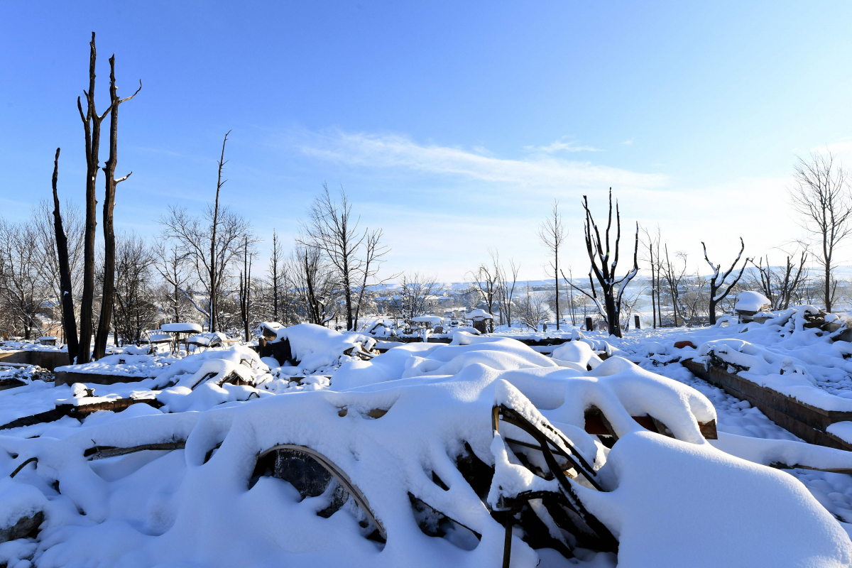 ▲1일 미국 콜로라도주 볼더카운티 화재 발생 현장 위로 눈이 쌓였다. 콜로라도/AFP연합뉴스