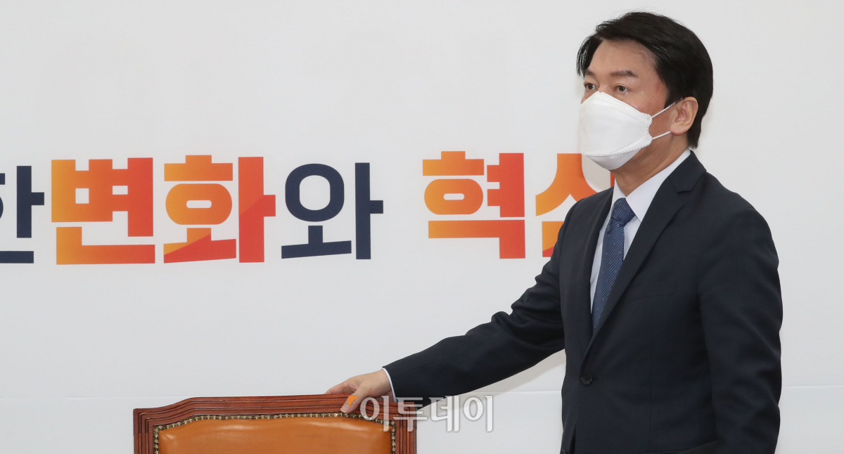 ▲국민의당 안철수 대선 후보가 2일 서울 여의도 국회에서 복지정책을 발표하고 있다.  (이투데이)