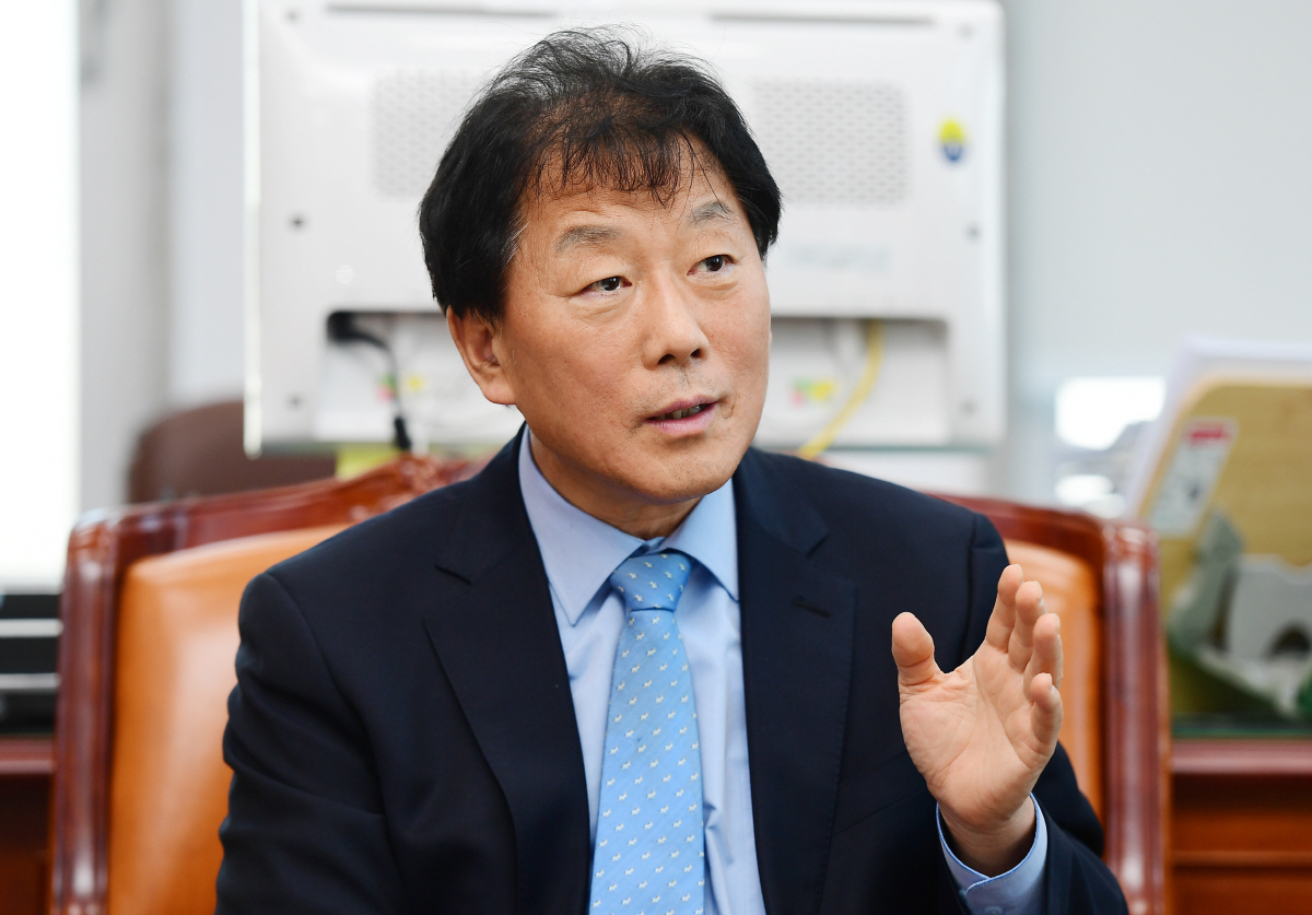 ▲더불어민주당 윤후덕 의원이 21일 서울 영등포구 국회의사당 기획재정위원회 위원장실에서 이투데이와 인터뷰 하고 있다. 조현호 기자 hyunho@