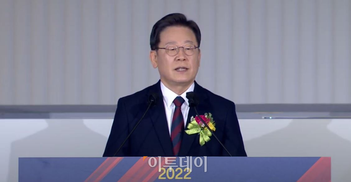 ▲3일 서울 여의도 한국거래소 서울 사옥에서 열린 '증권·파생상품시장 개장식 및 증시대동제'에 참석한 이재명 더불어민주당 대선후보.  (한국거래소 유튜브 갈무리)