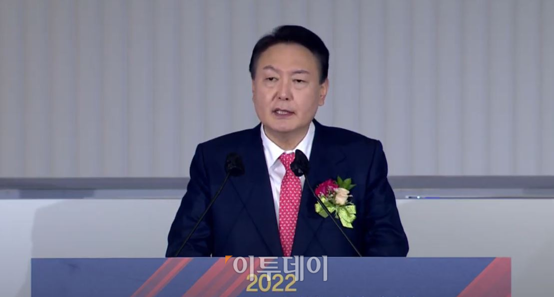 ▲3일 서울 여의도 한국거래소 서울 사옥에서 열린 '증권·파생상품시장 개장식 및 증시대동제'에 참석한 윤석열 국민의힘 대선후보.  (한국거래소 유튜브 갈무리)