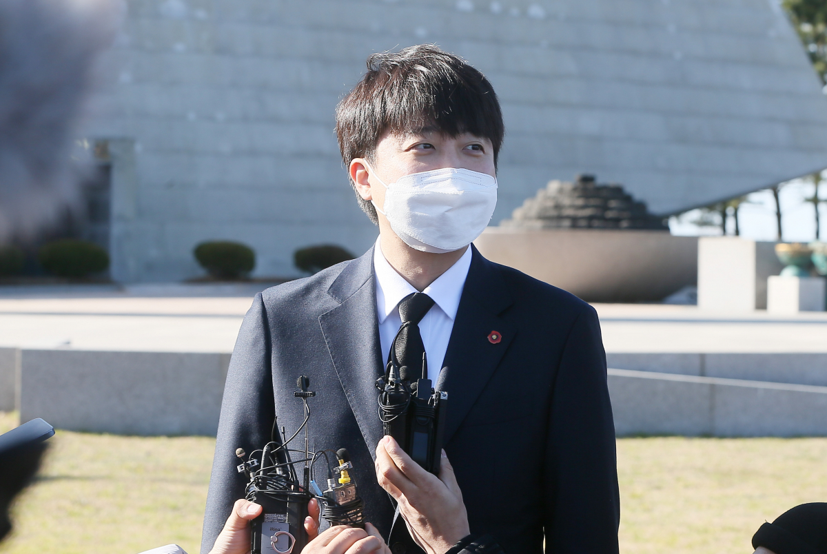 ▲이준석 국민의힘 대표가 1일 오후 제주시 봉개동 4·3평화공원을 참배한 뒤 취재진의 질문에 답변하고 있다. (연합뉴스)