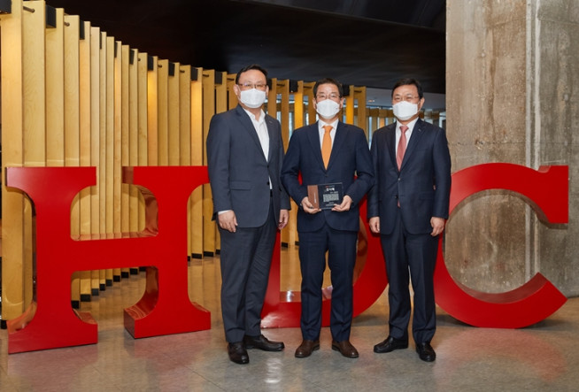 ▲유병규(가운데) HDC현대산업개발 신임대표 (사진제공=HDC현대산업개발)