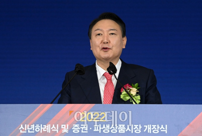 ▲윤석열 국민의힘 대선 후보가 3일 오전 서울 영등포구 여의도동 한국거래소에서 진행된 2022년 증권·파생상품시장 개장식에서 개장축사를 하고 있다. 신태현 기자 holjjak@ (이투데이DB)