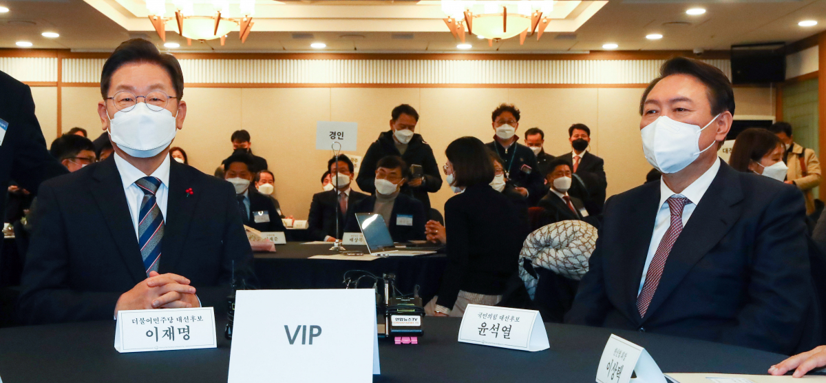 ▲이재명 더불어민주당 대선 후보와 윤석열 국민의힘 대선 후보가 지난달 27일 서울 중구 프레스센터에서 한국지방신문협회 주최로 열린 지방자치대상 및 한국지역발전대상 시상식에 참석해 있다.  (뉴시스)