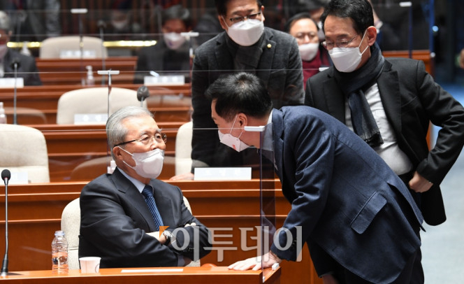 ▲국민의힘 김종인 총괄선대위원장이 3일 서울 여의도 국회에서 열린 '변화와 단결' 의원총회에서 김기현 원내대표, 김도읍 정책위의장과 대화하고 있다. 신태현 기자 holjjak@ (이투데이DB)