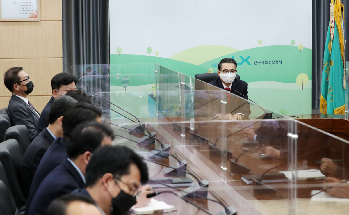 ▲김정렬 한국국토정보공사(LX공사) 사장이 3일 온라인 화상회의로 '2022 시무식'을 개최한 가운데 덕담을 나누고 있다. (사진제공=한국국토정보공사(LX공사))