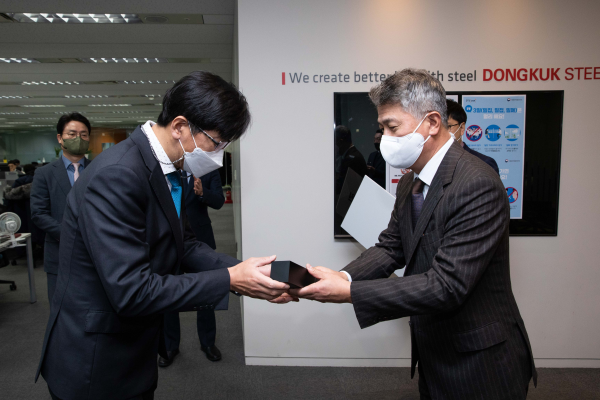 ▲ 3일 동국제강 본사 페럼타워에서 열린 ‘작은 시무식’에서 장세욱 동국제강 부회장(우)이 박용훈 동국제강 형강영업팀장(좌)에게 송원상을 시상하고 있다. (사진제공=동국제강)