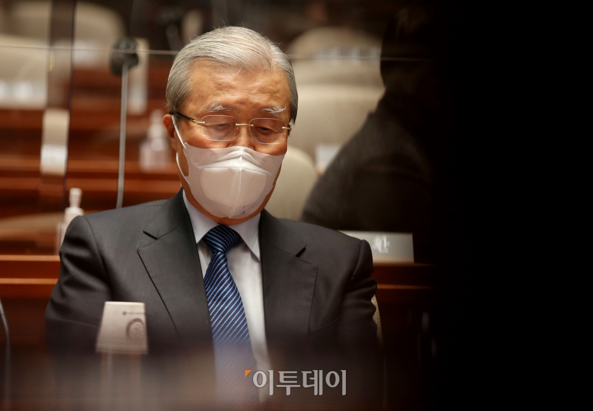 ▲김종인 국민의힘 총괄선대위원장이 3일 오후 서울 여의도 국회에서 열린 의원총회에서 생각에 잠겨 있다. (국회사진취재단)