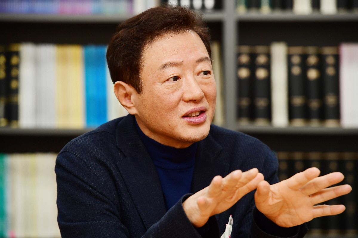 ▲김난도 서울대학교 소비자학과 교수가 지난달 22일 서울대학교 소비자학과 교수연구실에서 이투데이와 인터뷰하고 있다. 조현호 기자 hyunho@