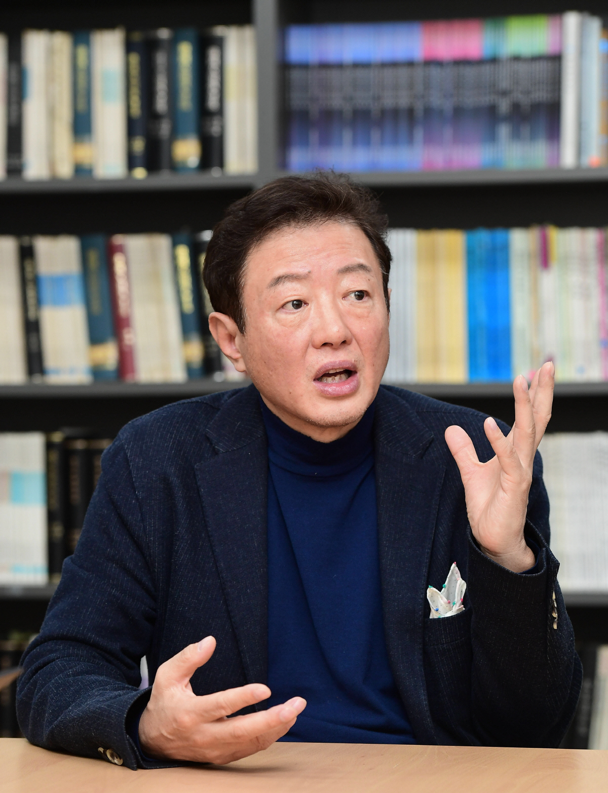 ▲김난도 서울대학교 소비자학과 교수가 지난달 22일 서울대학교 소비자학과 교수연구실에서 이투데이와 인터뷰하고 있다. 조현호 기자 hyunho@