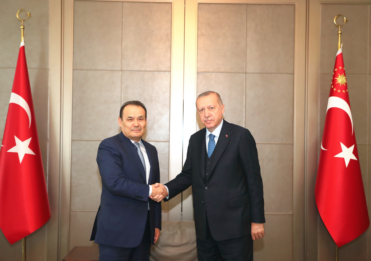 ▲바그다드 암레예프(왼쪽) 투르크어사용국가기구(OTS) 사무총장이 2019년 5월 20일 레제프 타이이프 에르도안 터키 대통령과 악수하고 있다. 사진제공=OTS
