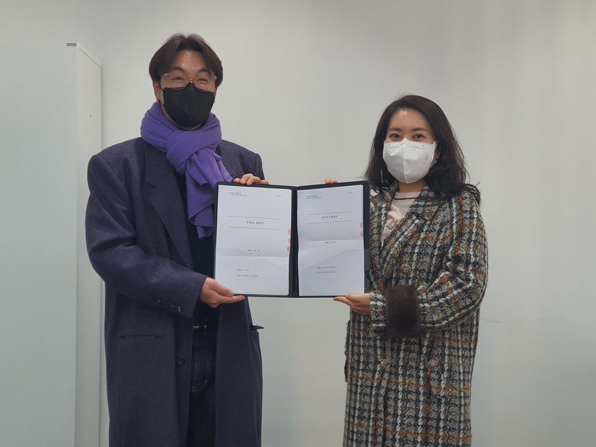 ▲버킷스튜디오 강지연 대표(오른쪽)과 지아이홀딩스 최범석 대표가 계약 체결 후 기념촬영을 하고 있다. (사진= 버킷스튜디오)