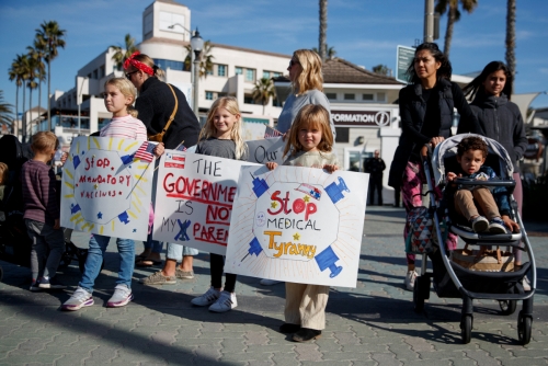 ▲미국 캘리포니아 헌팅턴비치에서 백신 의무화를 반대하는 어린이들이 시위를 하고 있다. 헌팅턴비치/로이터연합뉴스
