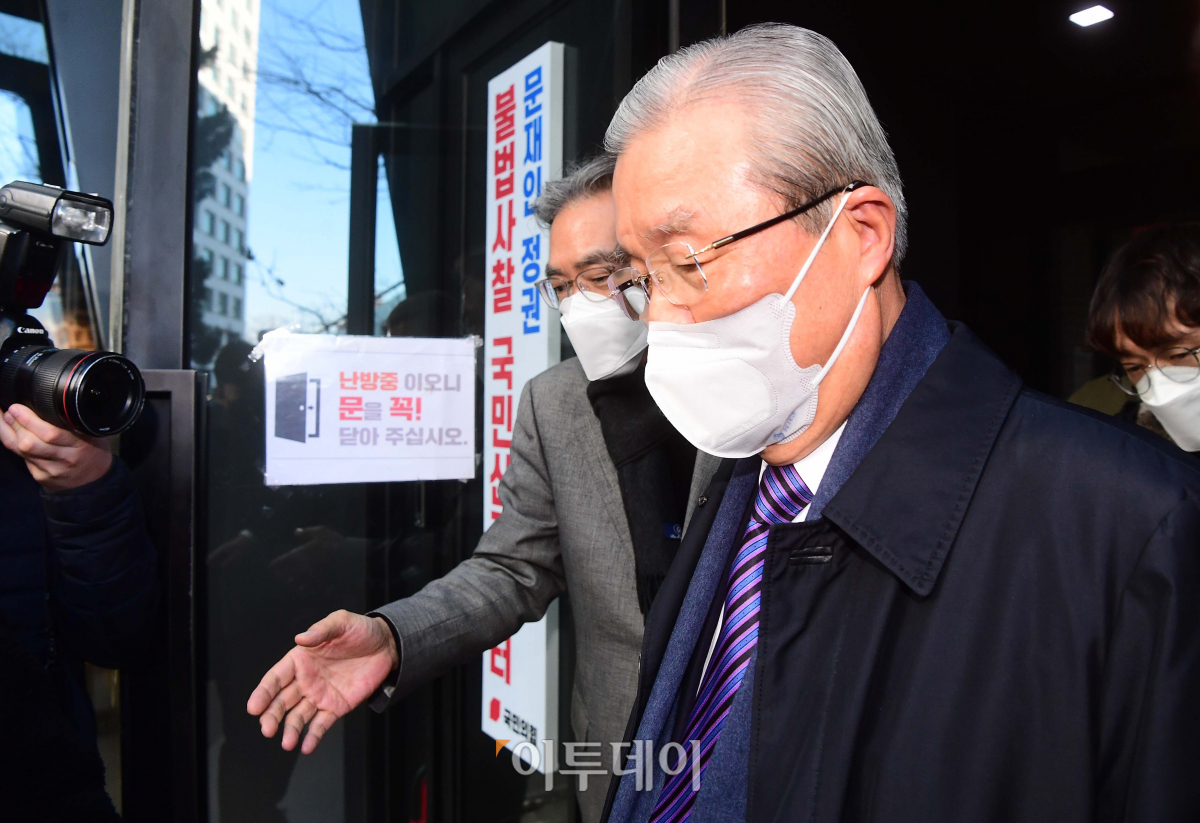▲김종인 국민의힘 총괄선대위원장이 4일 서울 여의도 국민의힘 중앙당사를 나서고 있다. (국회사진취재단)