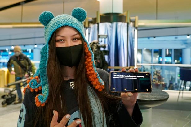 ▲하키 경기를 보러갔다가 구단 직원의 목에서 이상한 모양의 '점'을 발견해 알린 나디아 포포비치(22). (연합뉴스)