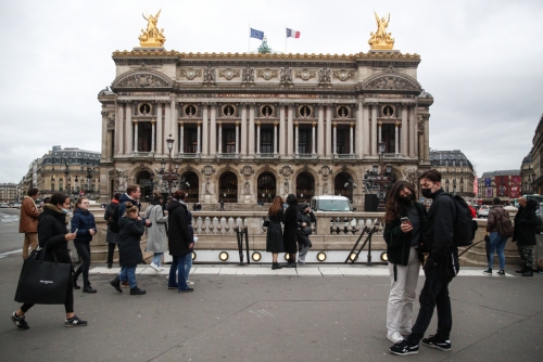▲프랑스 파리 오페라 가르니에 하우스 앞을 사람들이 4일(현지시간) 지나고 있다. 파리/EPA연합뉴스
