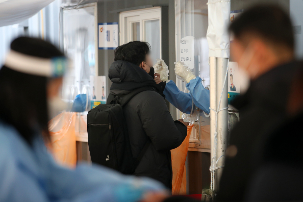 ▲코로나19 신규 확진자가 4444명으로 집계된 5일 오전 서울 중구 서울역 광장 임시선별검사소에서 시민들이 검사를 받고 있다.  (뉴시스)