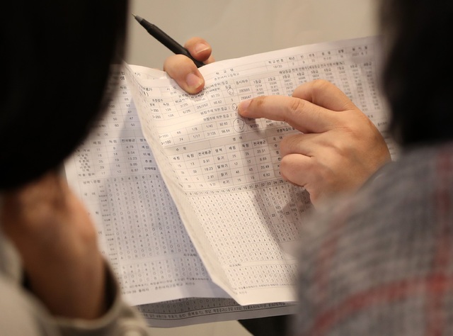 ▲2022학년도 대학수학능력시험이 끝난 뒤 첫 일요일인 21일 강원 춘천시청에서 열린 대학입시설명회에서 학생과 학부모가 대입 컨설팅을 받고 있다. (연합뉴스)