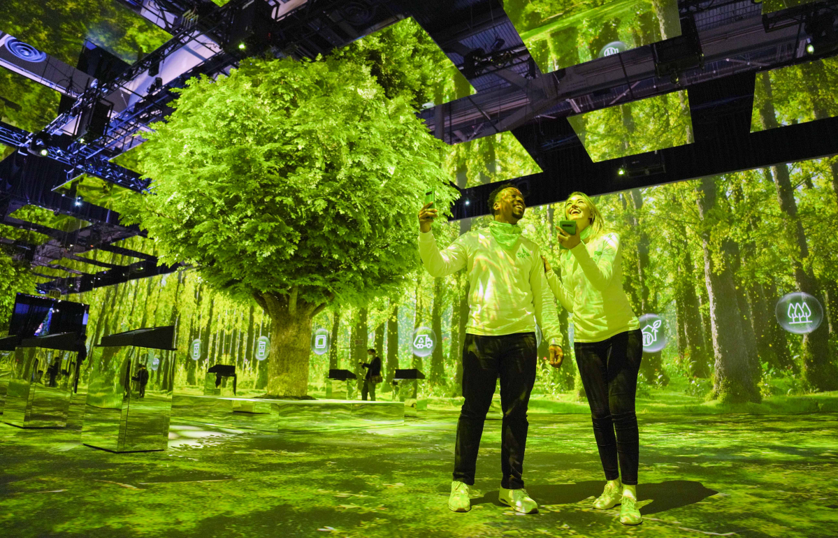 ▲SK텔레콤이 SK 관계사와 함께 마련한 공동 전시 부스를 소개하고 있다. (사진제공=SK텔레콤)