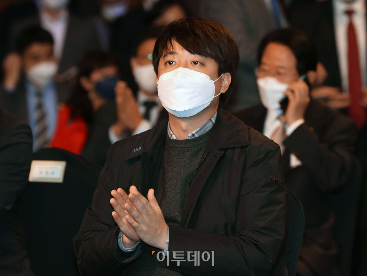 ▲이준석 국민의힘 대표가 4일 서울 중구 대한상공회의소 국제회의장에서 열린 2022년 경제계 신년인사회에서 최태원 대한상의 회장의 신년인사말에 박수치고 있다. (국회사진취재단)