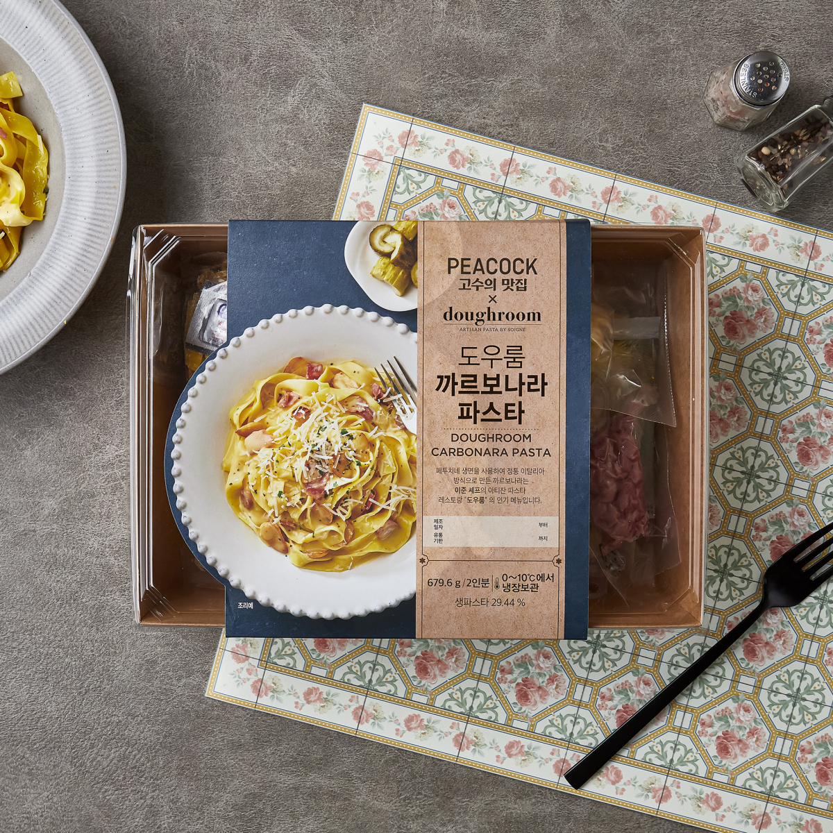 ▲피코크가 내놓은 ‘피코크X도우룸 까르보나라 밀키트’(사진제공=이마트)