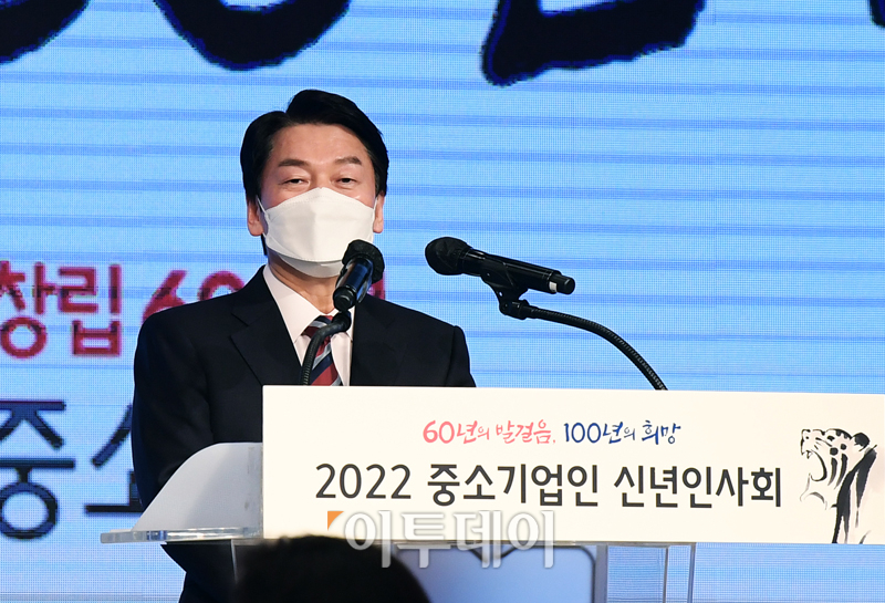 ▲국민의당 안철수 대선 후보는 8일 평택 공사장에서 화재로 순직한 소방공무원 3명의 합동영결식에 참석해 고인을 추모했다. (신태현 기자 holjjak@)