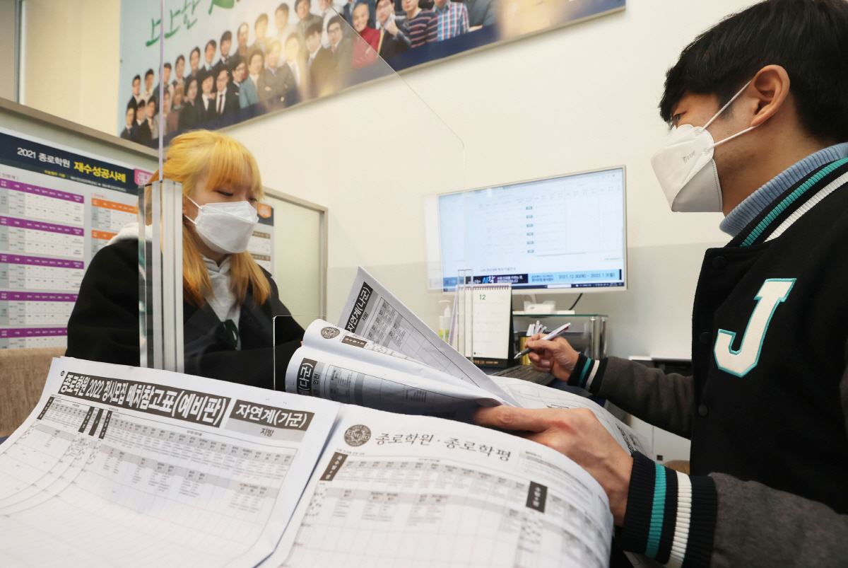 ▲2022학년도 대학입시 정시모집 원서 접수를 이틀 앞두고 서울 마포구 종로학원 강북본원에서 수험생이 정시지원 1:1 컨설팅을 받고 있다. (연합뉴스)
