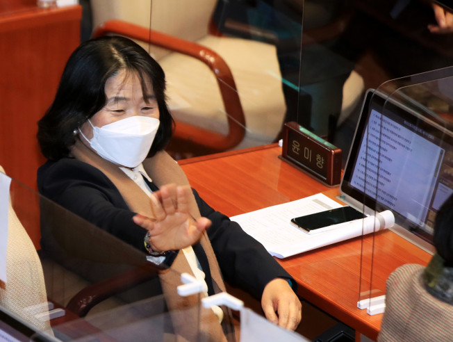 ▲31일 국회 본회의장에서 무소속 윤미향 의원이 동료 의원에게 손을 흔들며 인사를 하고 있다. (연합뉴스)