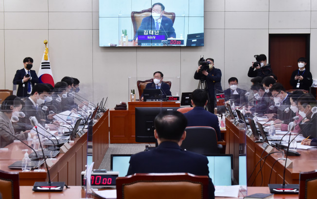 ▲김태년 정개특위 위원장이 지난 1월 4일 서울 여의도 국회 본관 401호에서 열린 국회 정치개혁 특별위원회 전체회의를 주재하고 있다. (국회사진기자단)