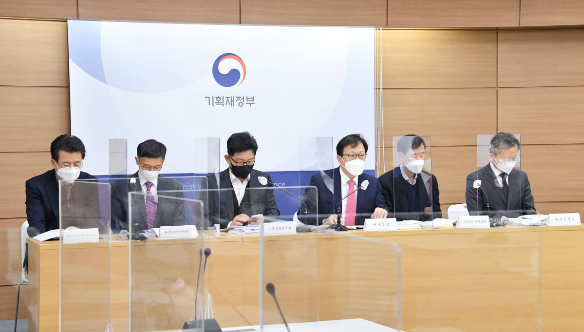 ▲김태주 기획재정부 세제실장이 1월 4일 정부세종청사에서 열린 '2021년 세법개정 후속 시행령 개정 브리핑'에서 주요내용을 발표하고 있다. 왼쪽부터 이용주 기재부 소득정보추진단장, 박금철 기재부 재산소비세정책관, 고광효 기재부 조세총괄정책관, 김태주 기재부 세제실장, 정정훈 기재부 소득법인세정책관, 김재신 기재부 관세정책관. (사진제공=기획재정부)