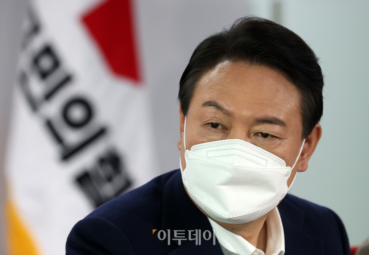 ▲윤석열 국민의힘 대선 후보가 6일 오후 서울 여의도 당사에서 청년보좌역들과 간담회를 하고 있다. (국회사진취재단)