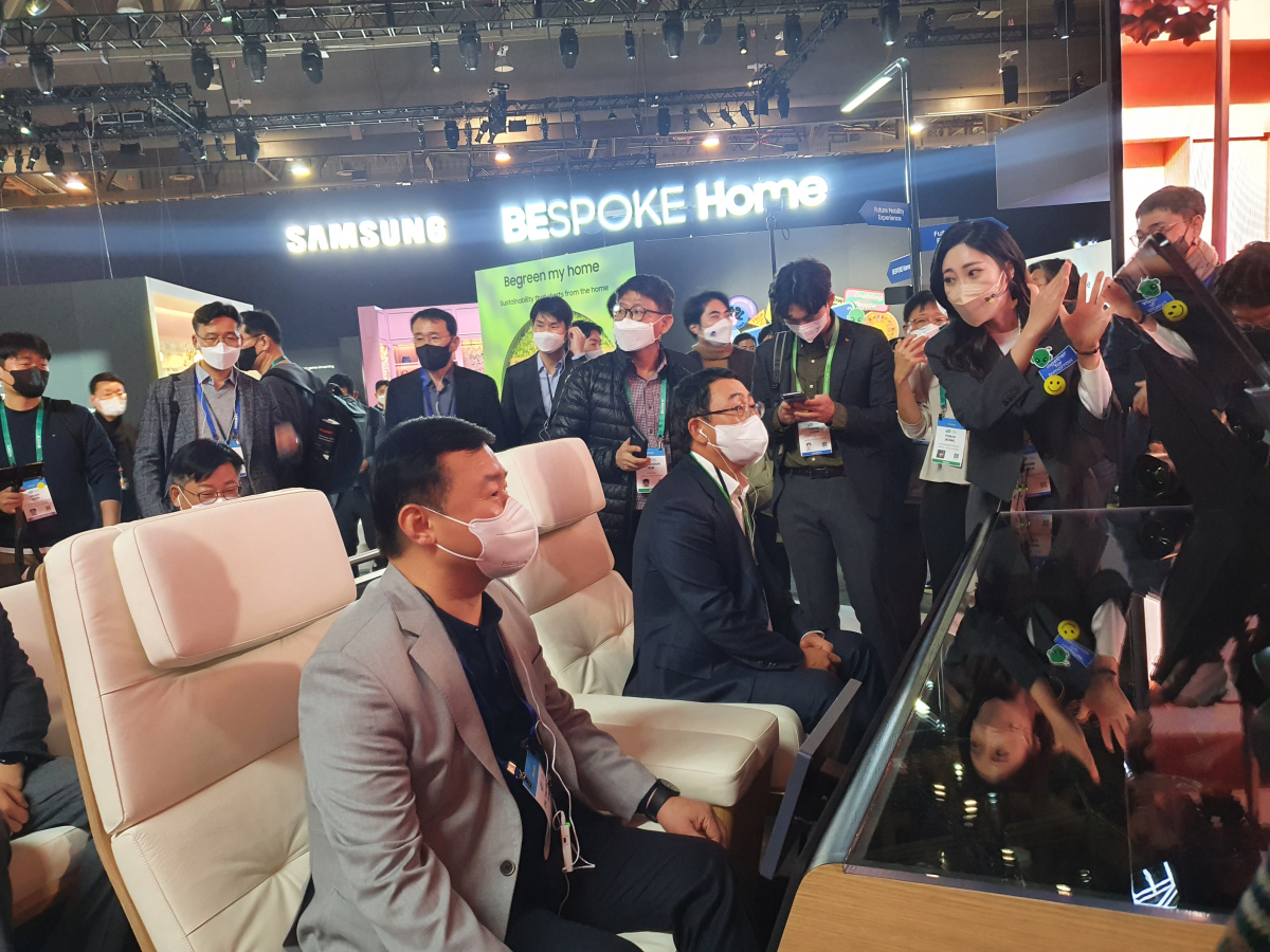 ▲유영상 SK텔레콤 사장이 CES 2022 개막 첫날인 5일(현지시간) 오전 삼성전자 부스를 방문했다.  (노우리 기자 @we1228)