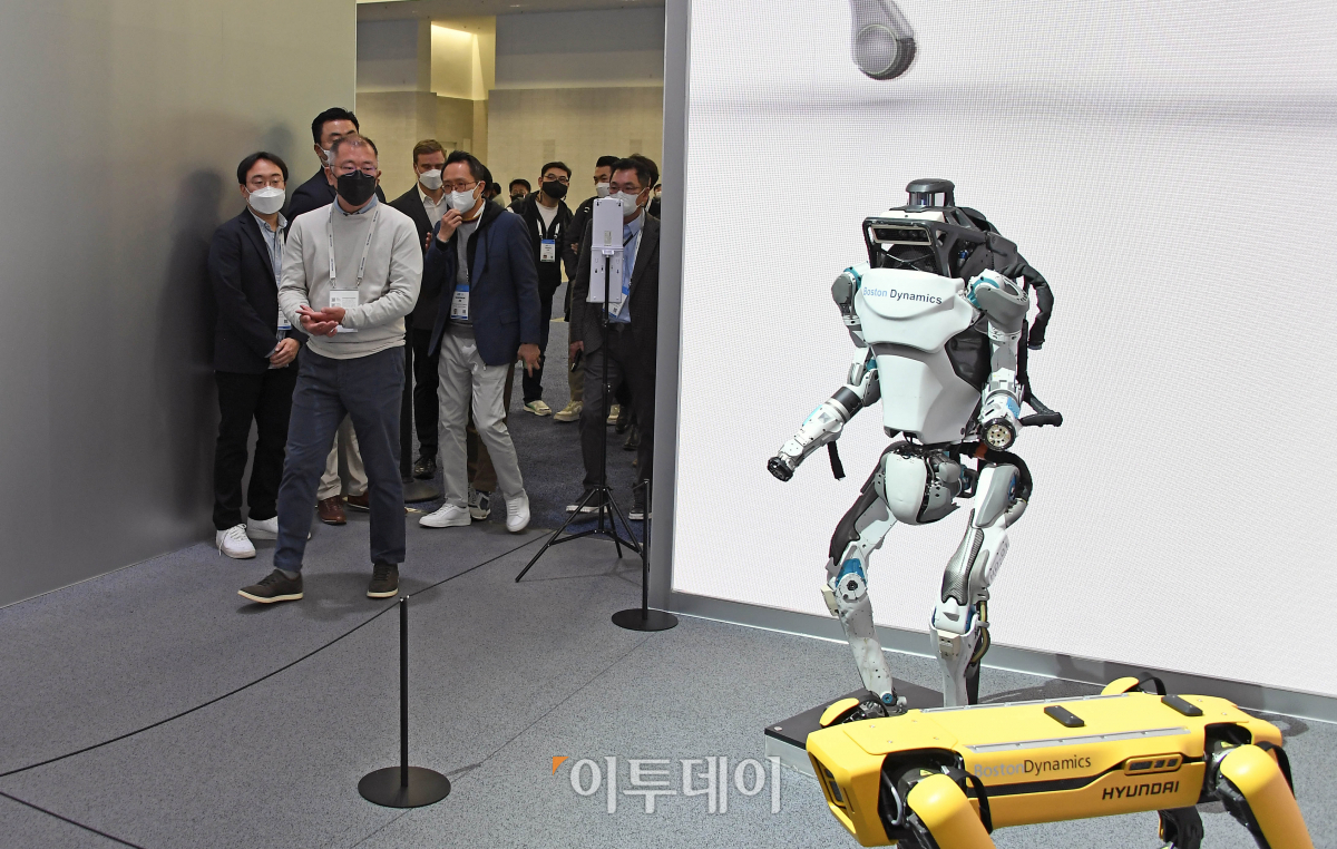 ▲정의선 현대차그룹 회장이 5일(현지시간) 미국 라스베이거스 컨벤션센터에 마련된 현대차 부스에 들어서도 있다.  (유창욱 기자 woogi@)