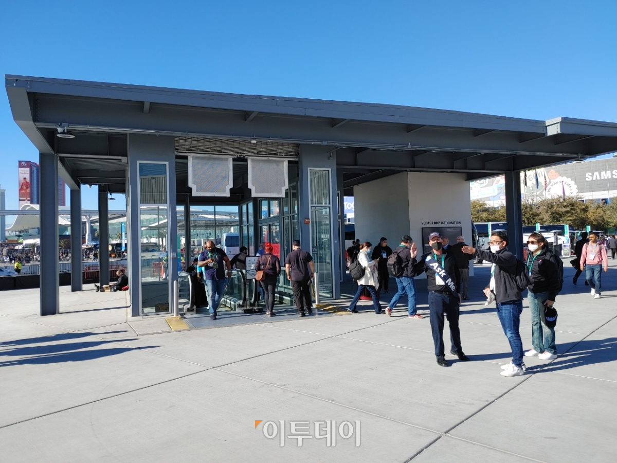 ▲라스베이거스 컨벤션센터 앞에 설치된 '베이거스 루프' 입구  (유창욱 기자 woogi@)